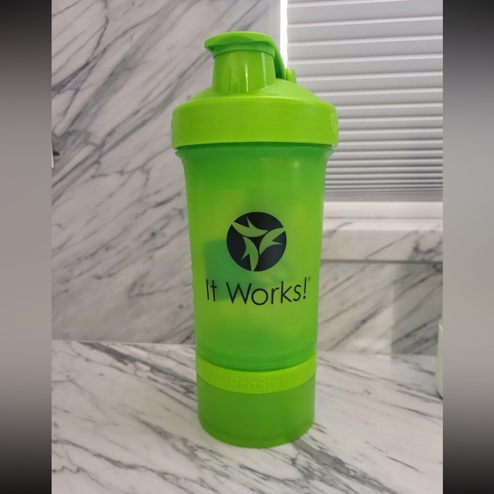 It Works ProStak Blender Bottle with Tray & Storage- BPA
Free~I6oz. New with tag